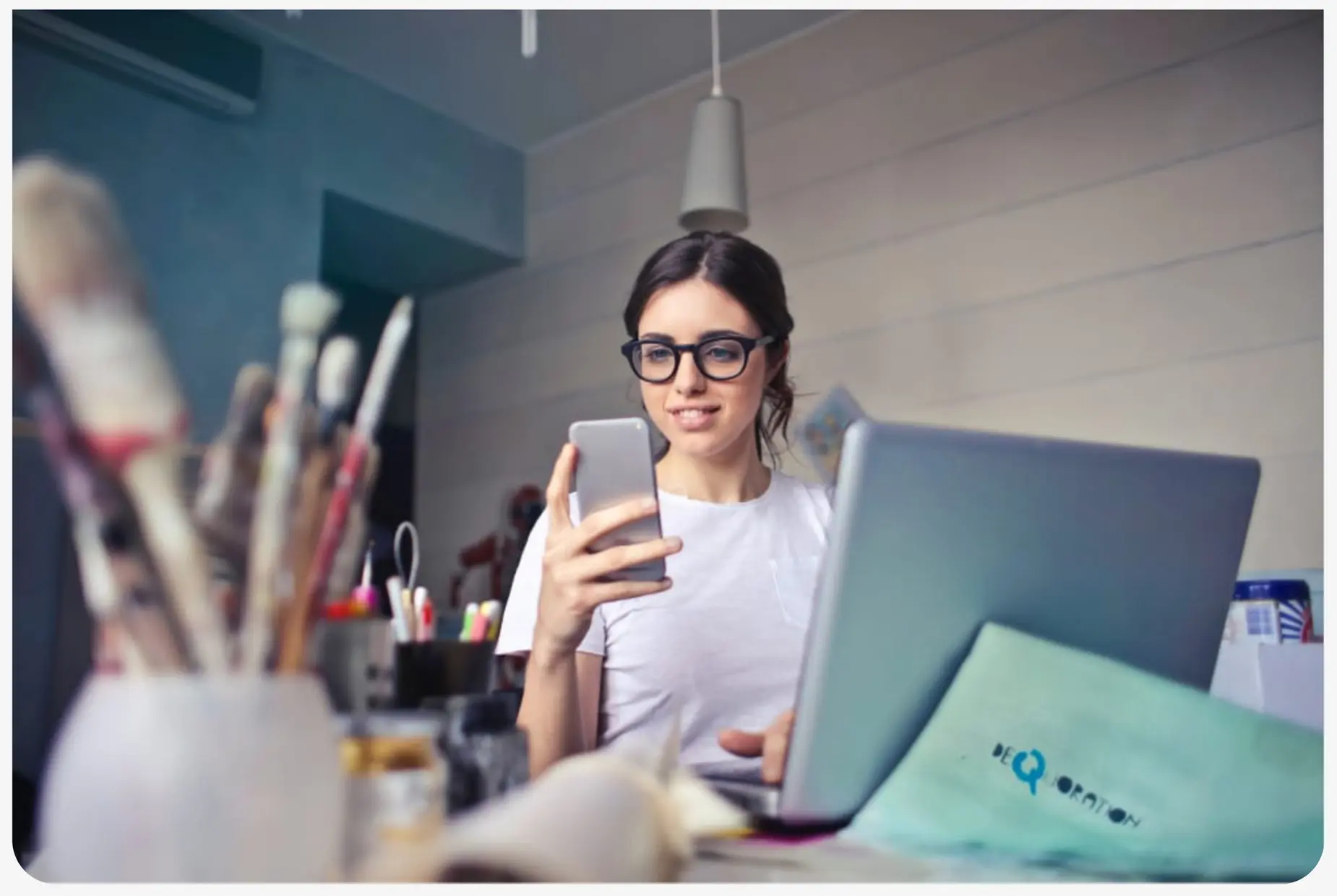 mujer mirando pantalla del movil