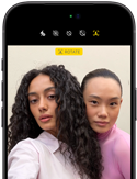 iPhone 18 Pro, color negro, parte delantera, dos modelos posan para la cámara, muestran la cámara frontal Center Stage
