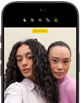 iPhone 18 Pro, color negro, parte delantera, dos modelos posan para la cámara, muestran la cámara frontal Center Stage