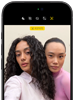 iPhone 18 Pro, color negro, parte delantera, dos modelos posan para la cámara, muestran la cámara frontal Center Stage
