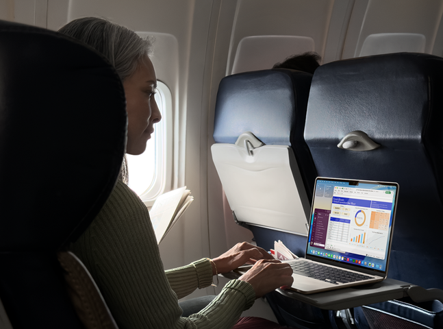 Una persona utiliza un MacBook Air en un avión para demostrar la gran autonomía del dispositivo
