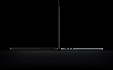 MacBook Pro con pantalla PROLED XDR, tapa abierta, color negro espacial, lateral derecho exterior con tres puertos, texto que dice: 1,82 kg, MacBook Pro de 14 pulgadas con pantalla PROLED XDR, tapa abierta, color plata, lateral izquierdo exterior con cuatro puertos, texto que dice: 1,38 kg