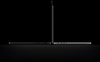 MacBook Pro con pantalla PROLED XDR, tapa abierta, color negro espacial, lateral derecho exterior con tres puertos, texto que dice: 1,82 kg, MacBook Pro de 14 pulgadas con pantalla PROLED XDR, tapa abierta, color plata, lateral izquierdo exterior con cuatro puertos, texto que dice: 1,38 kg