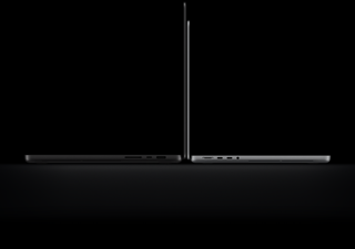 MacBook Pro con pantalla PROLED XDR, tapa abierta, color negro espacial, lateral derecho exterior con tres puertos, texto que dice: 1,82 kg, MacBook Pro de 14 pulgadas con pantalla PROLED XDR, tapa abierta, color plata, lateral izquierdo exterior con cuatro puertos, texto que dice: 1,38 kg