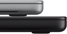 MacBook Pro de 14 pulgadas con pantalla PROLED XDR, color plata, encima de un modelo de 16 pulgadas, color negro espacial, se muestra la diferencia de tamaño
