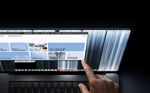 MacBook Pro con pantalla PROLED XDR, color negro espacial, una persona ajusta el tamaño de una ventana con el dedo