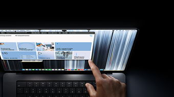 MacBook Pro con pantalla PROLED XDR, color negro espacial, una persona ajusta el tamaño de una ventana con el dedo