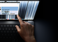 MacBook Pro con pantalla PROLED XDR, color negro espacial, una persona ajusta el tamaño de una ventana con el dedo
