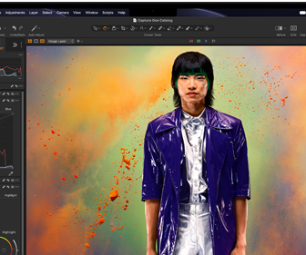 Pantalla de un MacBook Pro con la foto de una persona siendo editada en Capture One