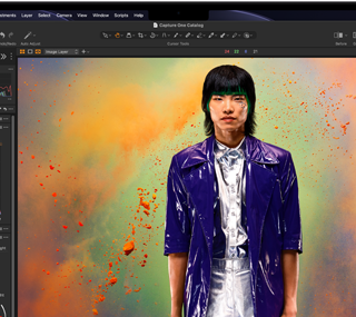 Pantalla de un MacBook Pro con la foto de una persona siendo editada en Capture One