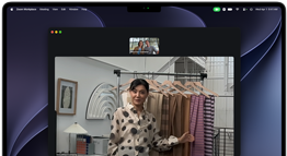 Una videollamada en un MacBook Pro en la que una mujer muestra telas a otras dos personas, la prestación Encuadre Centrado la mantiene en el encuadre conforme se desplaza