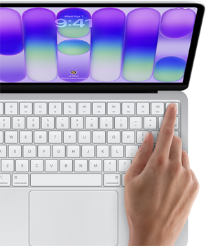 MacBook Neo, color plata, pantalla de inicio de sesión, dedo de una persona apoyado sobre el sensor Touch ID en la esquina superior derecha del teclado